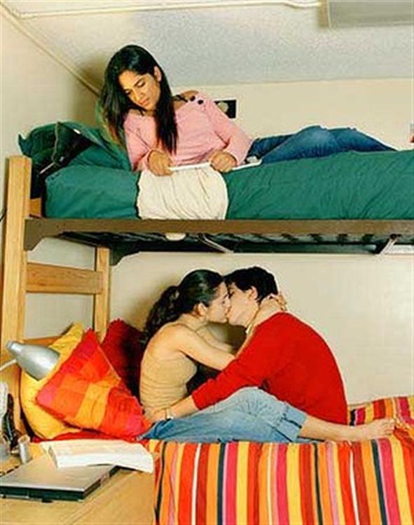 209908_art-353-Backpacker-Hostel-Couple-Bunk-Kissing-300x0_591w